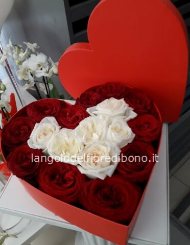 Scatola cuore con rose fresche