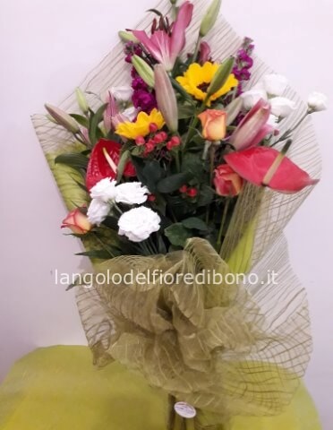 Mazzo con lilium/girasoli/lisiantus/anthuriu/rose