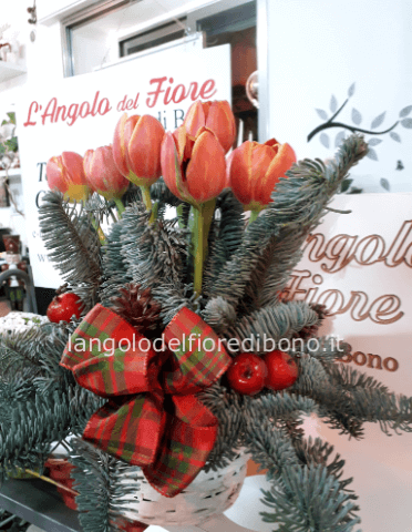 composizione natalizia con tulipani + pigne + mele + cestino