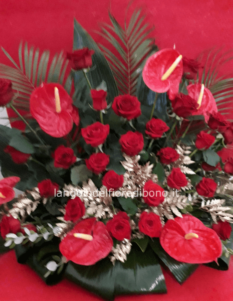 COMPOSIZIONE SU CIOTOLA CON 30 ROSE RED NAOMI + 7 ANTHURIUM + VERDE DECORATIVO