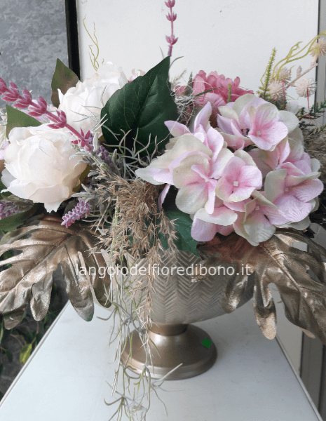 Composizionedi fiori artificiali su centro tavola in alluminio cesellato a mano D35X35H