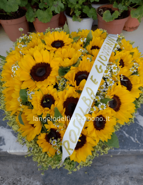 Cuore funebre di girasoli
