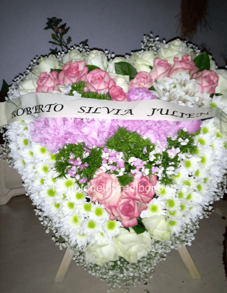Cuore funebre con piedistallo